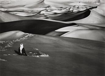 SEBASTIÃO SALGADO (1944- ) Algeria (man praying). 2009.                                                                                          